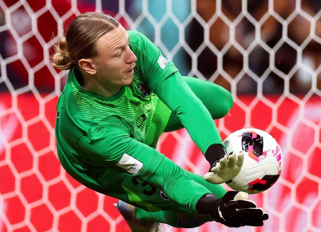 4次扑点 6冠加身！俄罗斯门将封神之作：巴黎全队致敬英雄